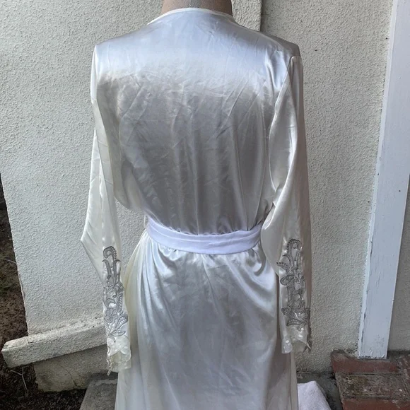 Flora Nikrooz Vintage 1970’s stunning robe w/ beautiful embroidered sleeves - Picture 7 of 10